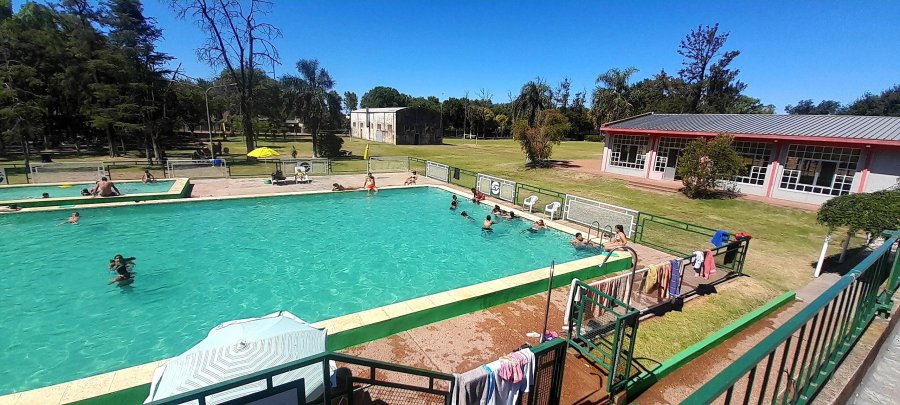 CAMPING. En el predio social se destaca la pileta donde se desarrolla la colonia de vacaciones durante cada verano.