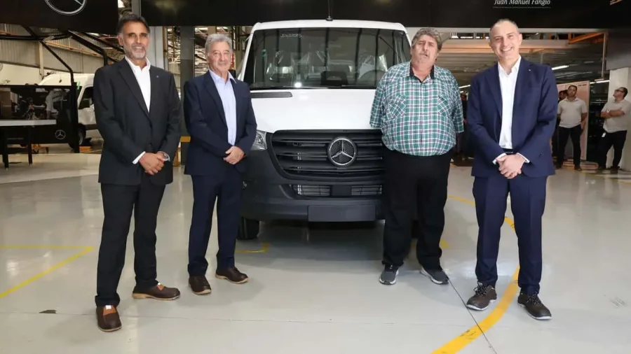 CAMBIOS. Representantes de Mercedes en Argentina, de la empresa Prestige Auto y el titular de SMATA, Pignanelli.