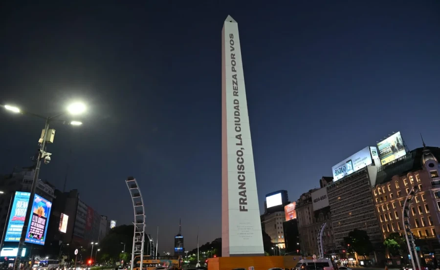 También se iluminaron de naranja monumentos públicos, como el Puente de la Mujer en Puerto Madero.