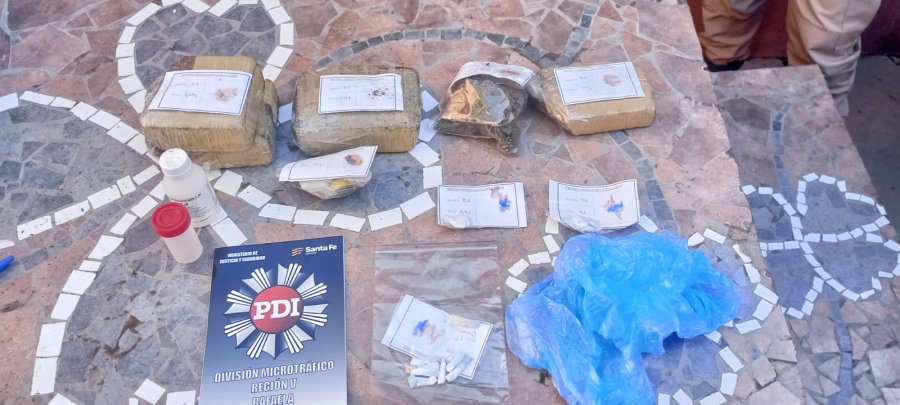 Además de los 2 kg de marihuana secuestraron 9 envoltorios de nylon con cocaína.