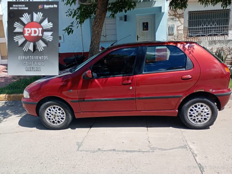 El auto Fiat Palio malhabido y recuperado en la localidad de Moisés Ville.