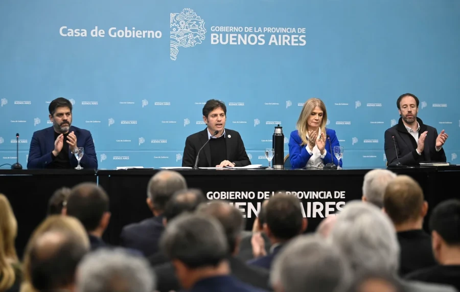 Axel Kicillof junto a Carlos Bianco y Verónica Magario.