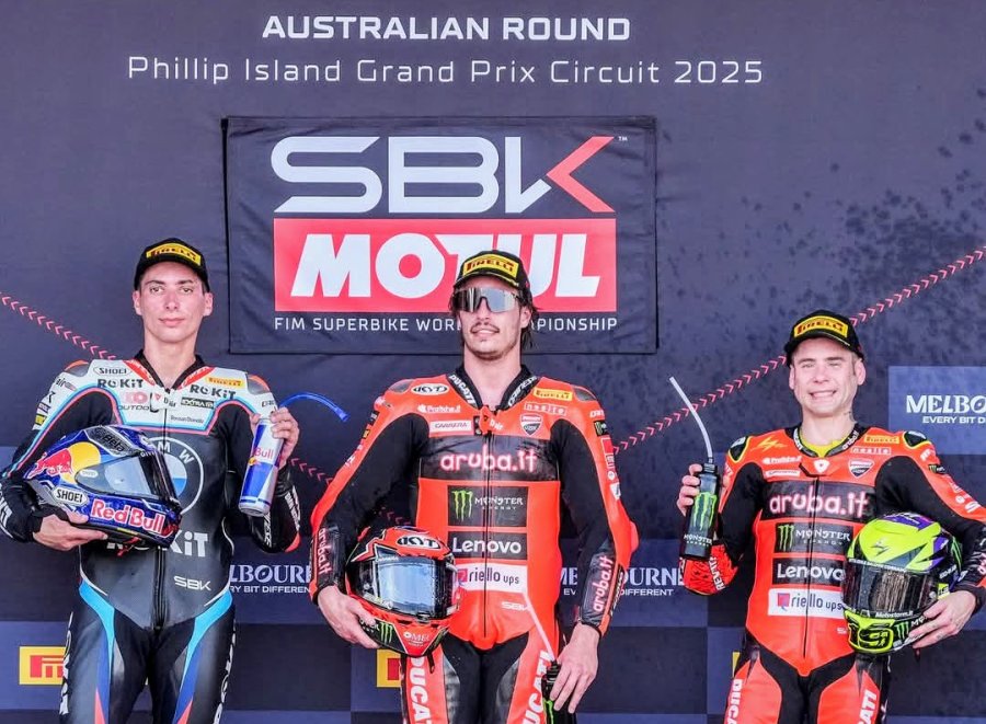 Toprak Razgatlioglu (2&deg;), Nicolo Bulega (1&deg;) y &Aacute;lvaro Bautista (3&deg;) en el podio de Australia. B