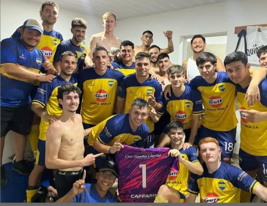 EN EL VESTUARIO. El festejo del equipo de Estación Clucellas.