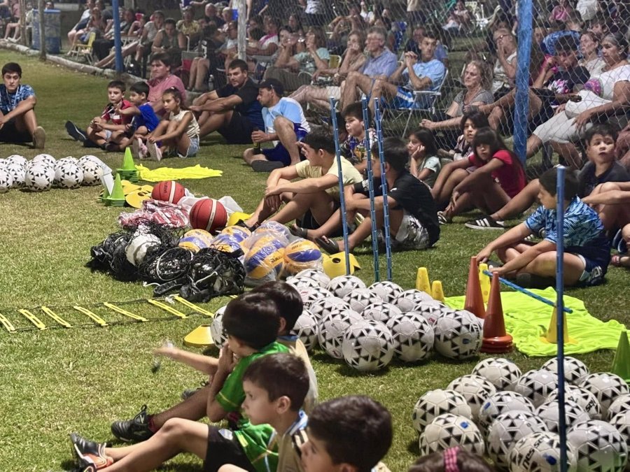 El estadio colmado fue el apoyo de la comunidad a la realización.