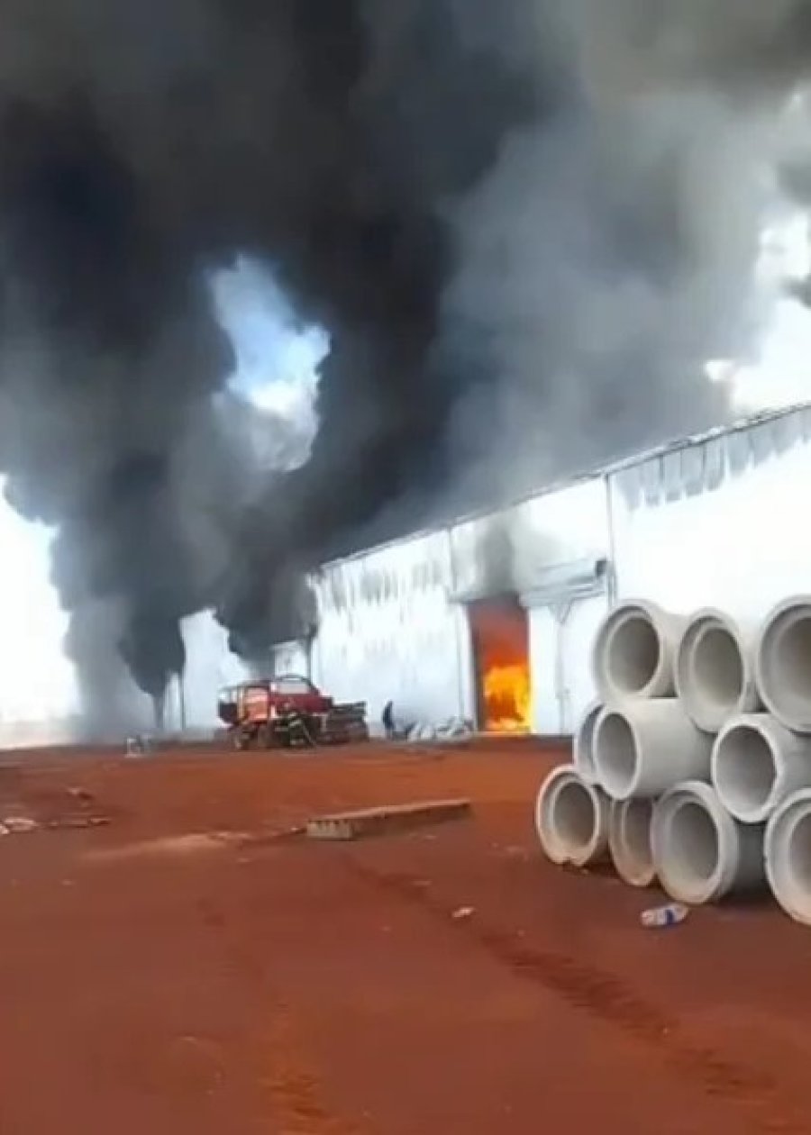 El siniestro afecta una nave de 80x30 metros con materia prima de yerba mate.