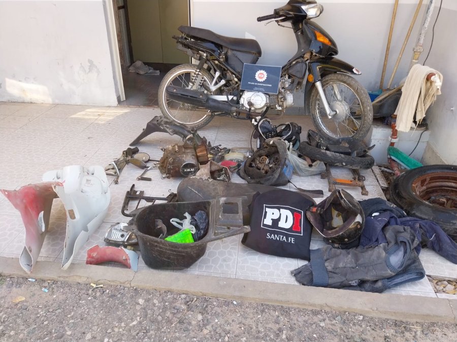La PDI secuestró una motocicleta, casco y prendas, en la ciudad de San Cristóbal. 
