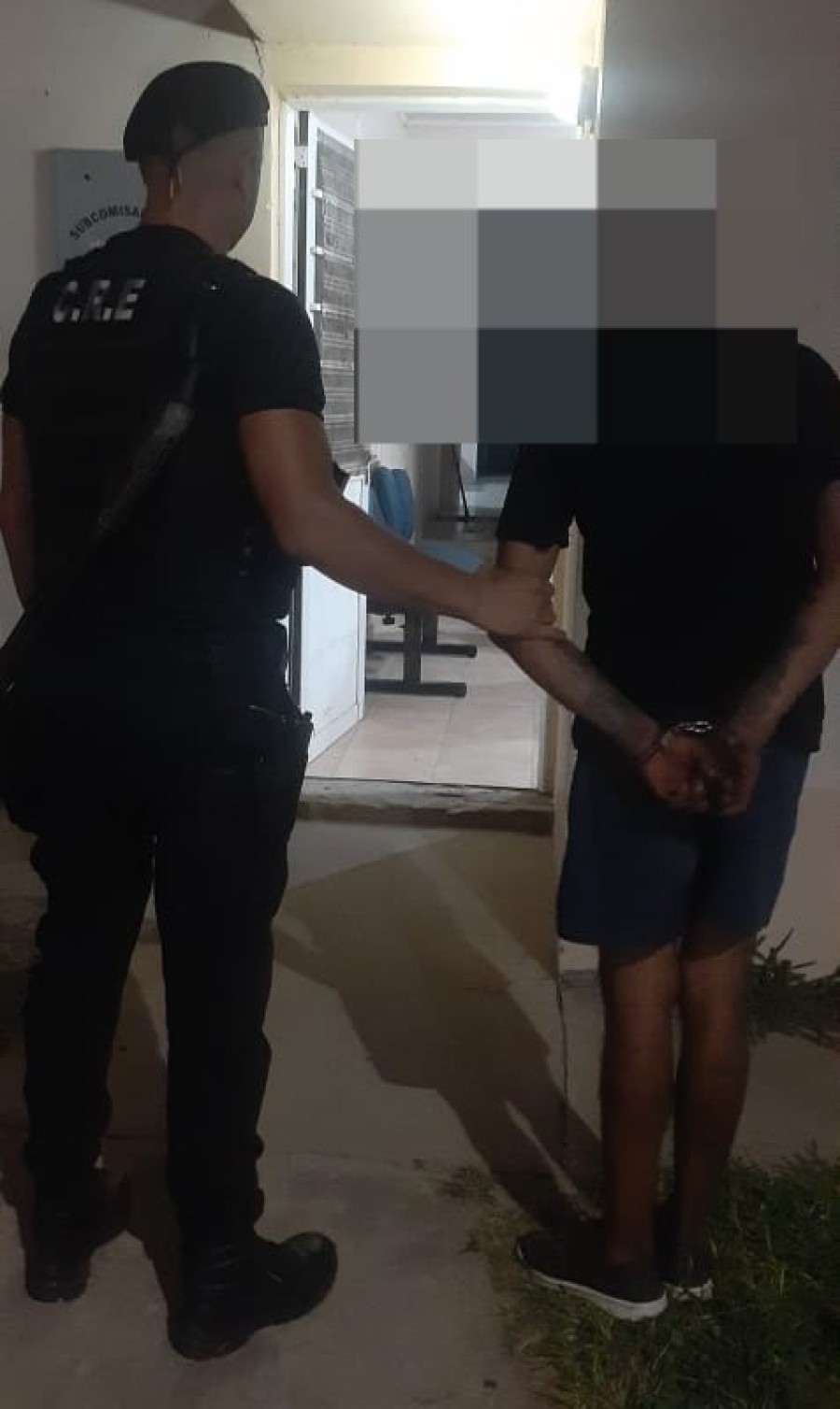 El sujeto -en estado agresivo- intentó agredir a personal policial con un cuchillo y fue detenido.