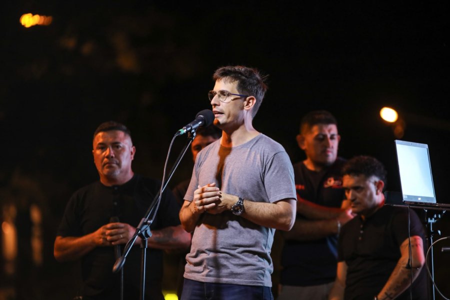 NOCHE UNICA. El intendente Leonardo Viotti estuvo presente en el evento que convocó a muchísimos rafaelinos en la noche del sábado en la ciclovía de Estanislao del Campo.