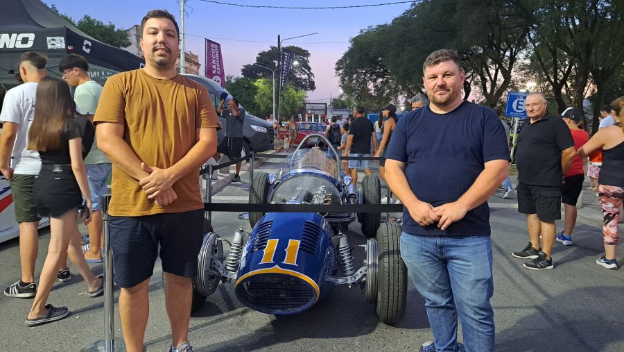 la tórrida tarde dominguera reunió a pilotos y máquinas en la plaza Libertad.