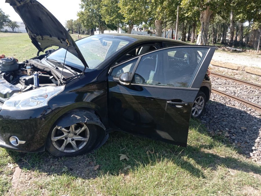 El Peugeot de color negro en el que se movilizaban los delincuentes.
