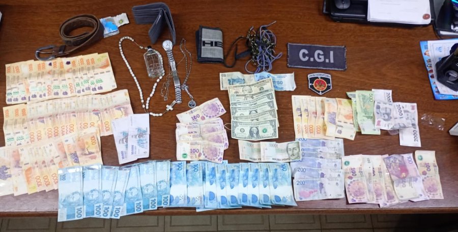 Durante el operativo, la Polic&iacute;a recuper&oacute; dinero que los cordobeses sustrajeron de la vivienda. (X@POLICIA_FE
