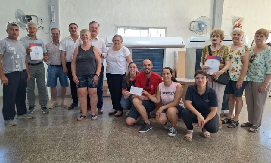 Autoridades y beneficiarios en Hersilia.