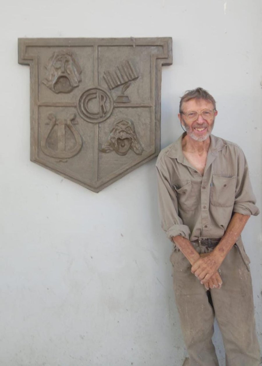 Roberto Grazioli y la escultura obsequiada.