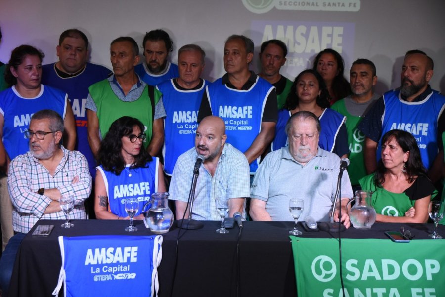 EN CONFERENCIA. Rodrigo Alonso, secretario General de Amsafé, y Pedro Vayugar, secretario general de Sadop, explicaron los motivos del rechazo a la propuesta salarial que ofreció la provincia.