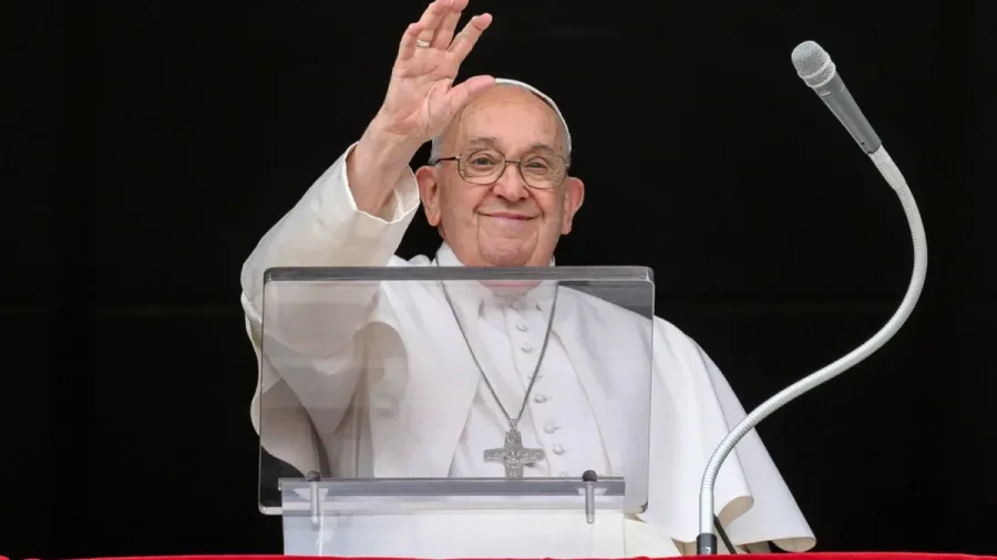 PAPA FRANCISCO. El Vaticano informó que mostró una leve mejoría, pero sigue en estado crítico.