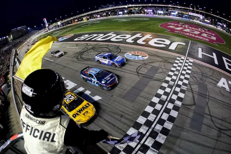 Bell, Hocevar y Larsson en la llegada de la competencia de Atlanta.