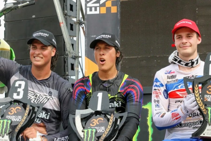 Agust&iacute;n Poli, Joaqu&iacute;n Poli y Cyril Genot en el podio de Villa Gesell.