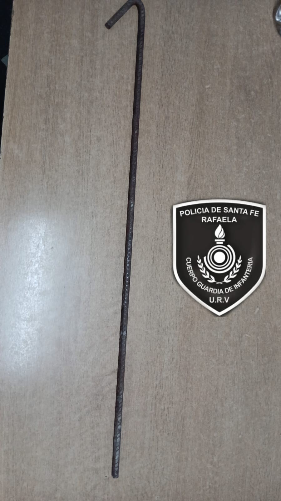 <i>Con este hierro, el pr&oacute;fugo de la Justicia golpe&oacute; a uno de los polic&iacute;as que iban a detenerlo.</i>