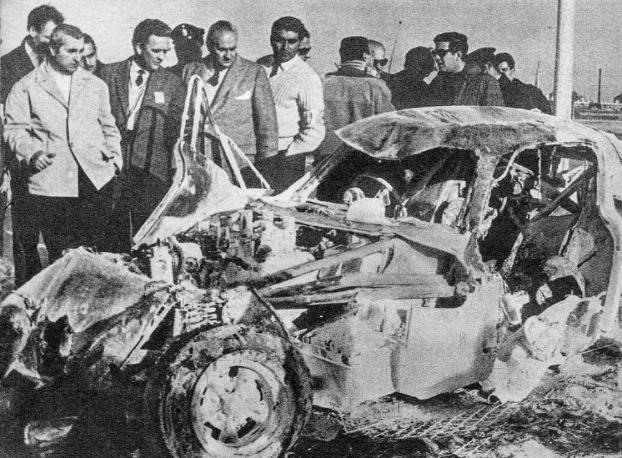 El Ford Prototipo muestras las huellas del fuego, mientras observar Oscar Cabal&eacute;n y Horacio Steven.