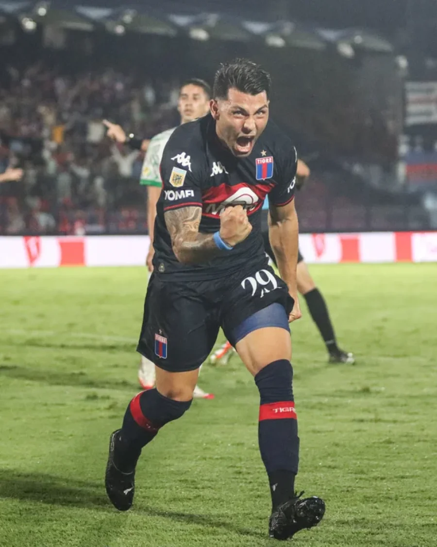 Ignacio Russo festeja su gol, que le dio los tres puntos al "Matador".