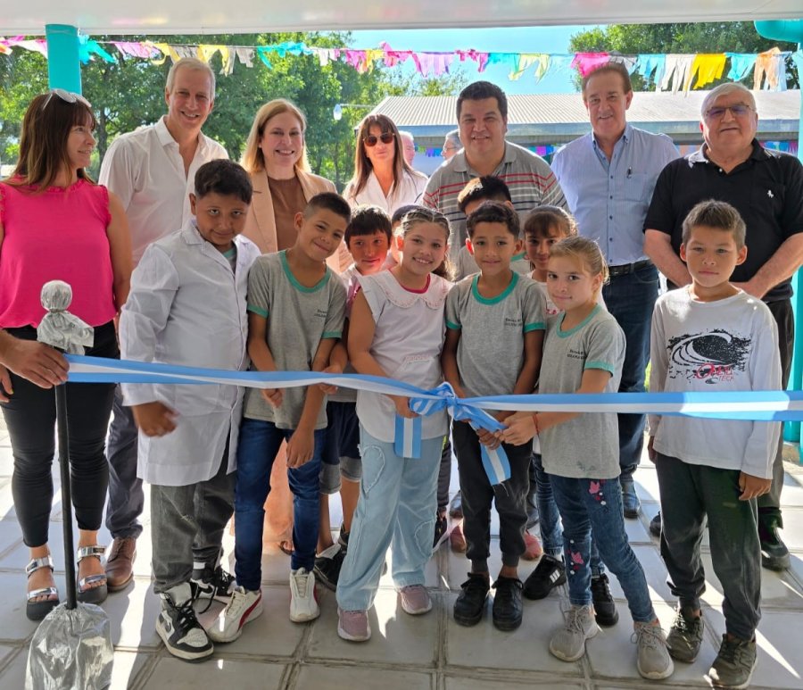 Scaglia, Scarpin y Marcon junto a los niños durante el corte de cintas de la inauguración de nuevas aulas.