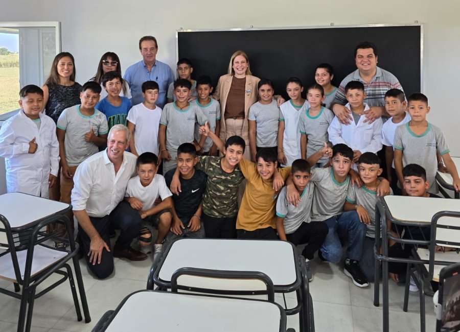 Autoridades escolares junto a los alumnos, Scaglia, Scarpin y Marcon entre otros. (PRENSA SENADO)