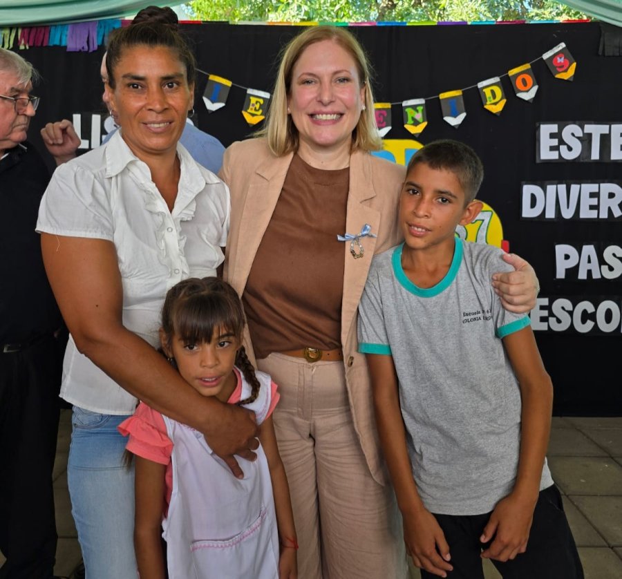La vicegobernadora Gisela Scaglia en la Escuela de Colonia Urdaniz. (PRENSA SENADO)