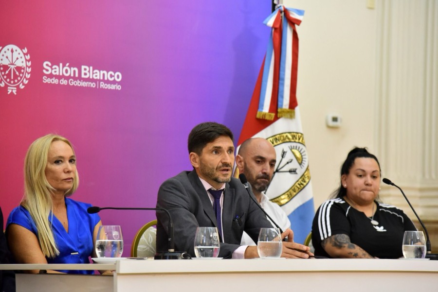 El gobernador Maximiliano Pullaro, y la fiscal general del Ministerio P&uacute;blico de la Acusaci&oacute;n (MPA), Mar&iacute;a Cecilia Vranicich.