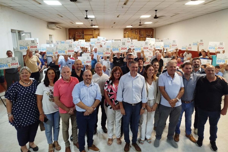 Autoridades, productores y consorcistas durante el acto.