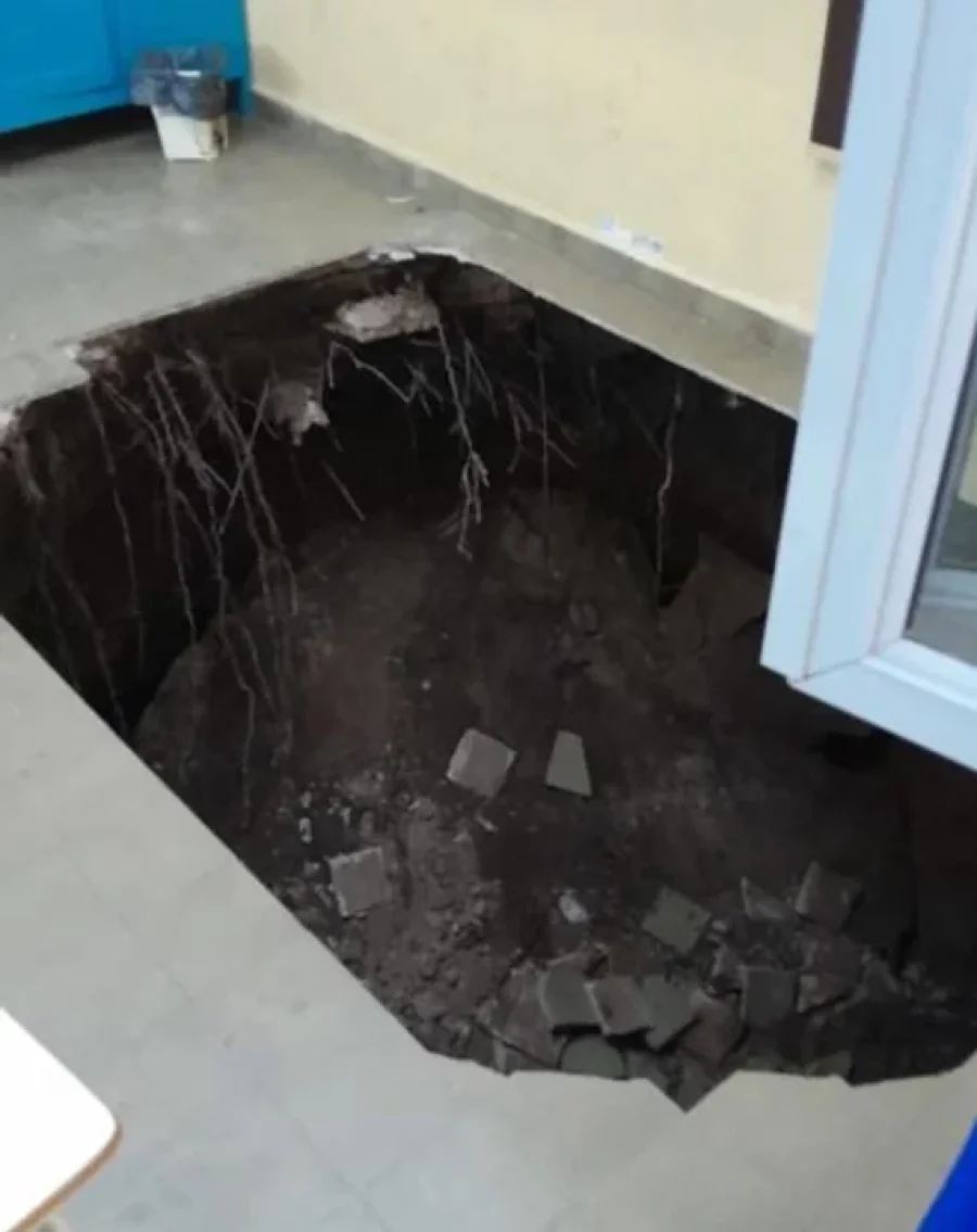 La rotura se habría generado por un pozo ciego cerrado y en desuso.