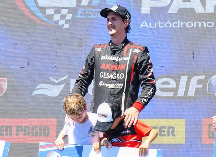 Alfonso Domenech en el podio tras su victoria -ahora confirmada- en Paran&aacute;.