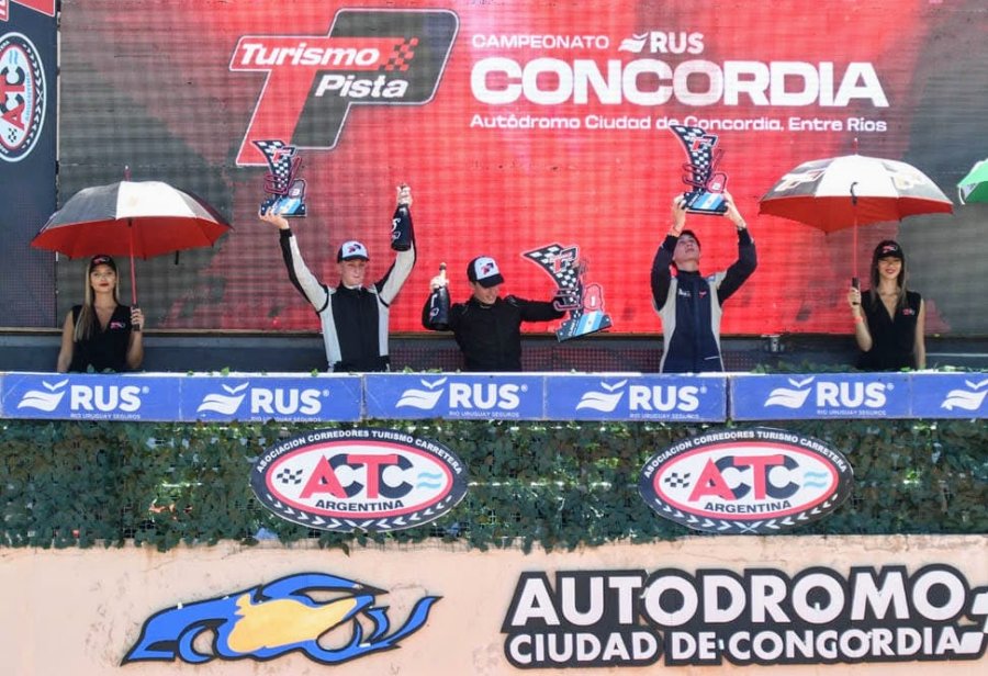 Lucio Rodr&iacute;guez (primero desde la izquierda) festej&oacute; en el podio de Concordia.