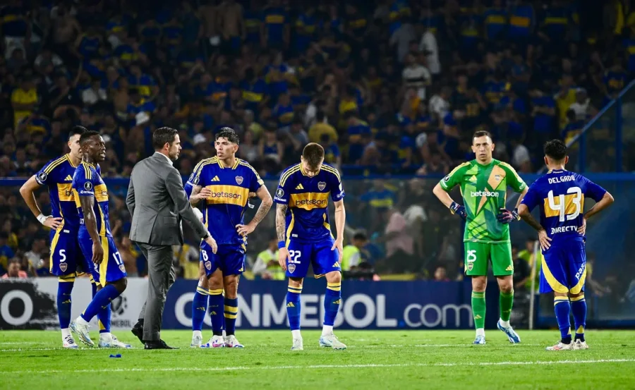 NO LO PUEDEN CREER. / Los jugadores de Boca tras la eliminación ante Alianza Lima.