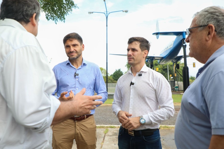Adem&aacute;s, observ&oacute; los trabajos de mejoramiento vial que se llevan adelante en la zona y entreg&oacute; un aporte institucional.