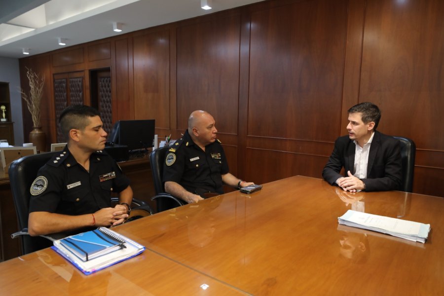El Intendente junto a los policías federales Gastón Montepeloso y el comisario Inspector Rojas de la Regional Litoral.