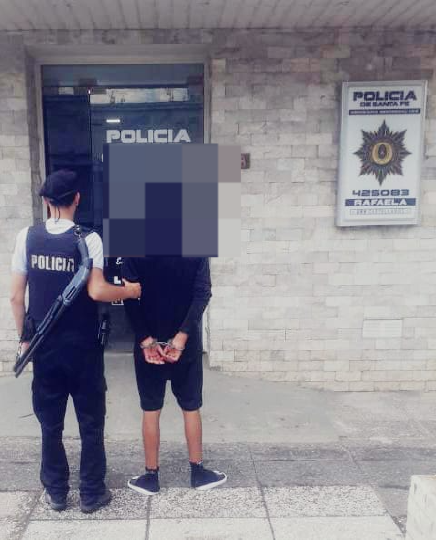 El arrestado habría robado en una vivienda de calle Víctor Manuel, y en un local comercial de calle Saavedra.