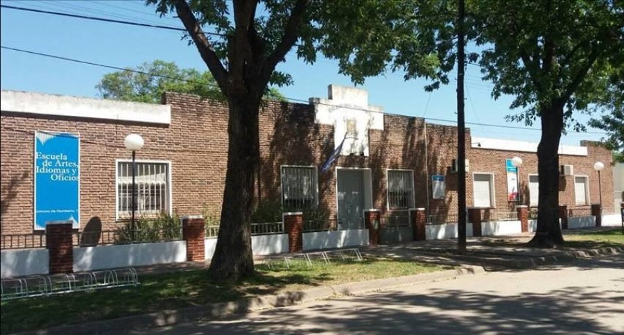 EDIFICIO. Fachada del establecimiento educativo que inicia las actividades del presente ciclo lectivo.