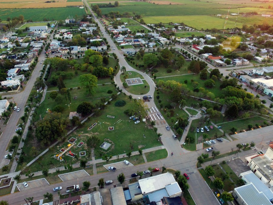 PROGRAMA VÍNCULOS. Nuevamente será priorizada la plaza Sarmiento para mejorar iluminación y ampliar sendas peatonales.