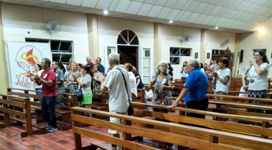 Un instante de la asamblea de alabanza.