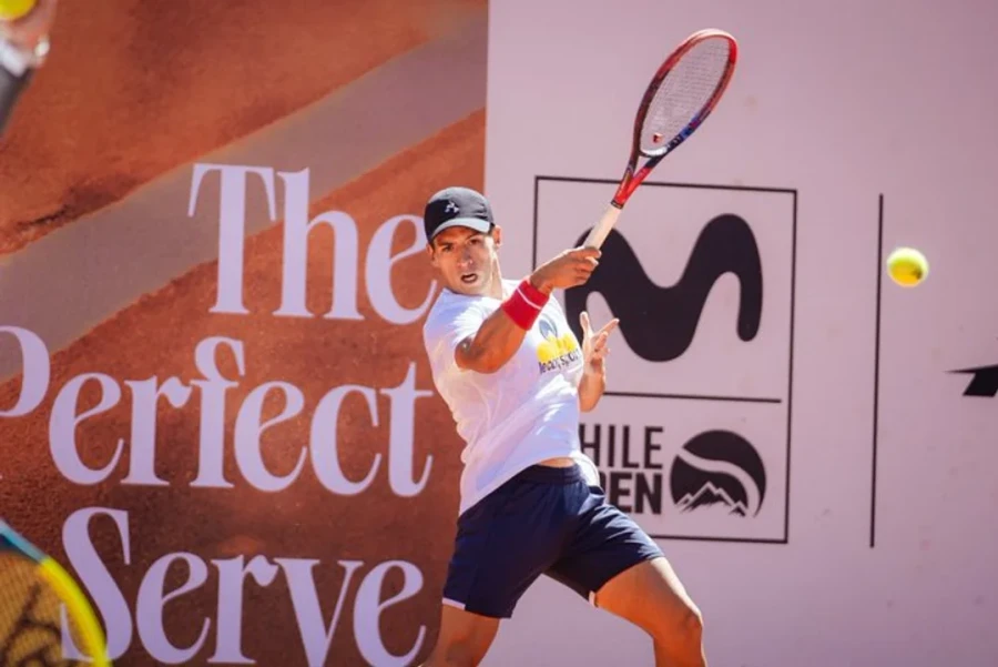 EN GRAN FORMA. Báez sigue firme en polvo de ladrillo.