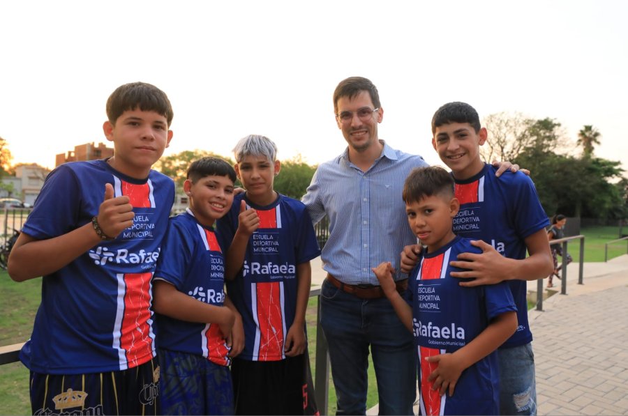 INICIATIVA. El intendente Leonardo Viotti con un grupo de chicos durante la presentaci&oacute;n del plan "Jugando en los Barrios".
