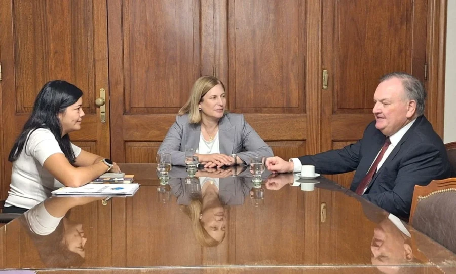 Romina López, Gisela Scaglia y Felipe Michlig durante el encuentro.