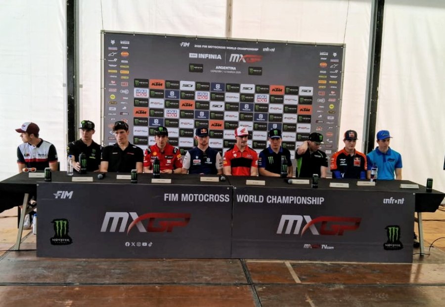 Diez pilotos que competir&aacute;n este fin de semana, asistieron a la conferencia de prensa.