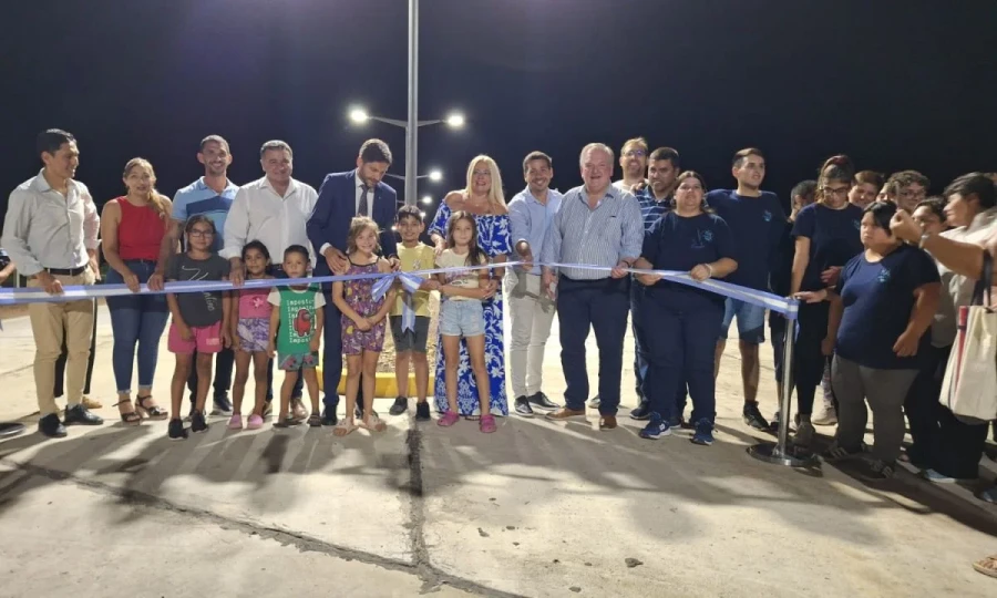 Corte de cintas, la tradicional ceremonia con todas las autoridades.