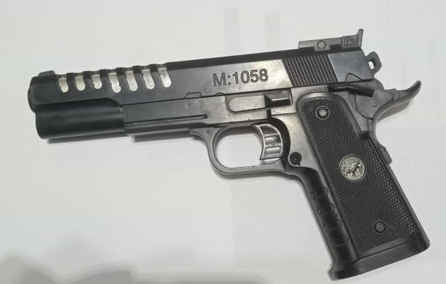 En Esperanza un sujeto fue arrestado con una réplica de arma de fuego.