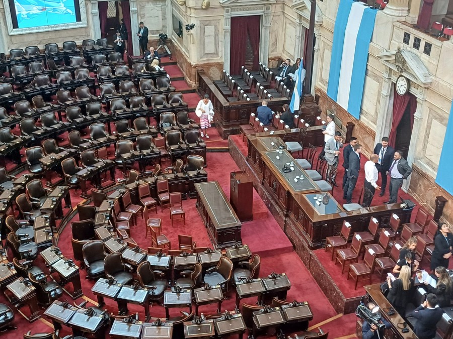 Detrás del atril hay una caja envuelta con alfombra roja, donde se par&oacute; Milei para parecer m&aacute;s alto.