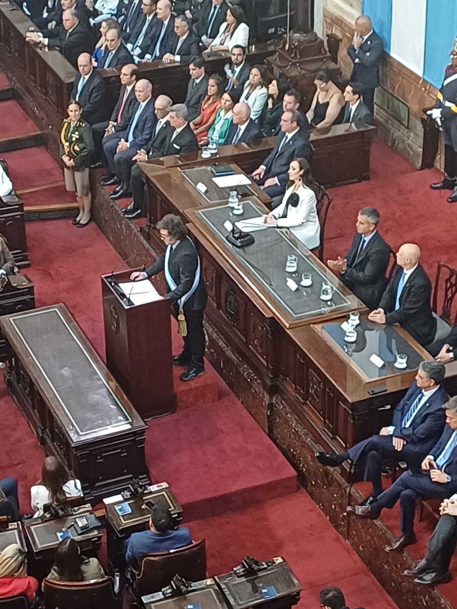 Detr&aacute;s del atril hay una caja envuelta con alfombra roja, donde se par&oacute; Milei para parecer m&aacute;s alto.