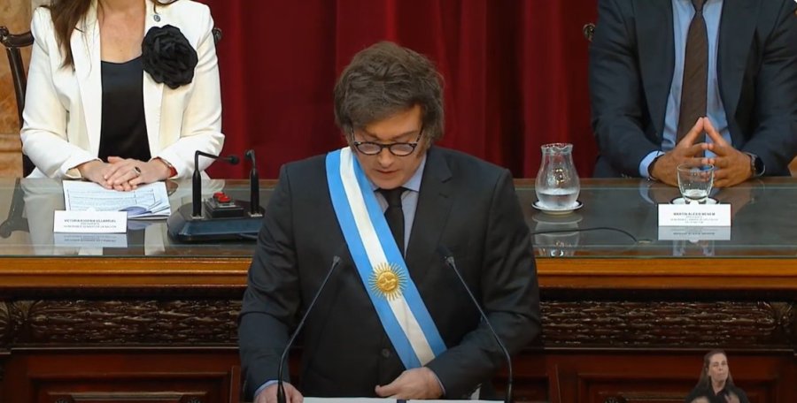 En la transmisi&oacute;n oficial de la Cadena Nacional, cortaban la imagen de la vicepresidenta, Victoria Villarruel. (FOTO CAPTURA TV)