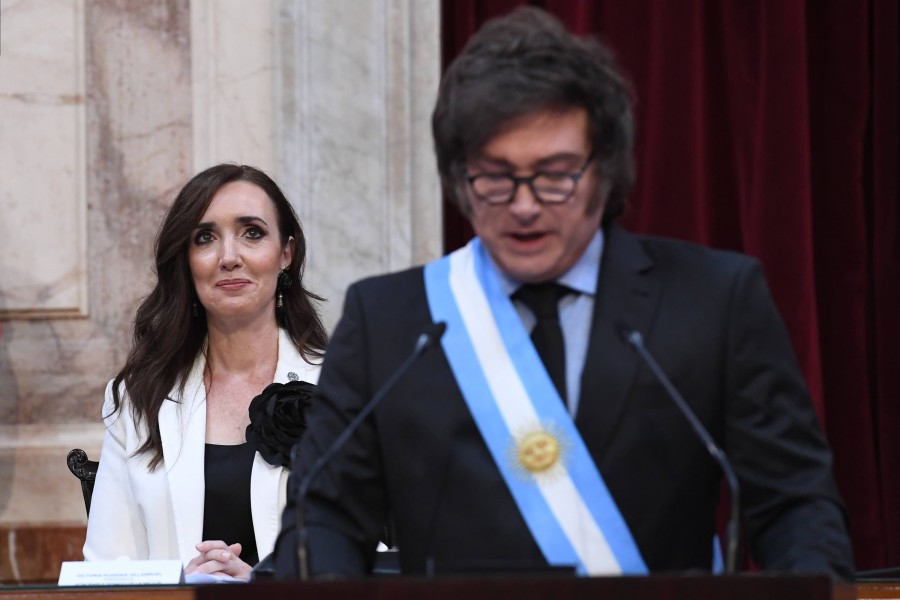 Milei fuera de foco, una de las fotos de Prensa del Senado.